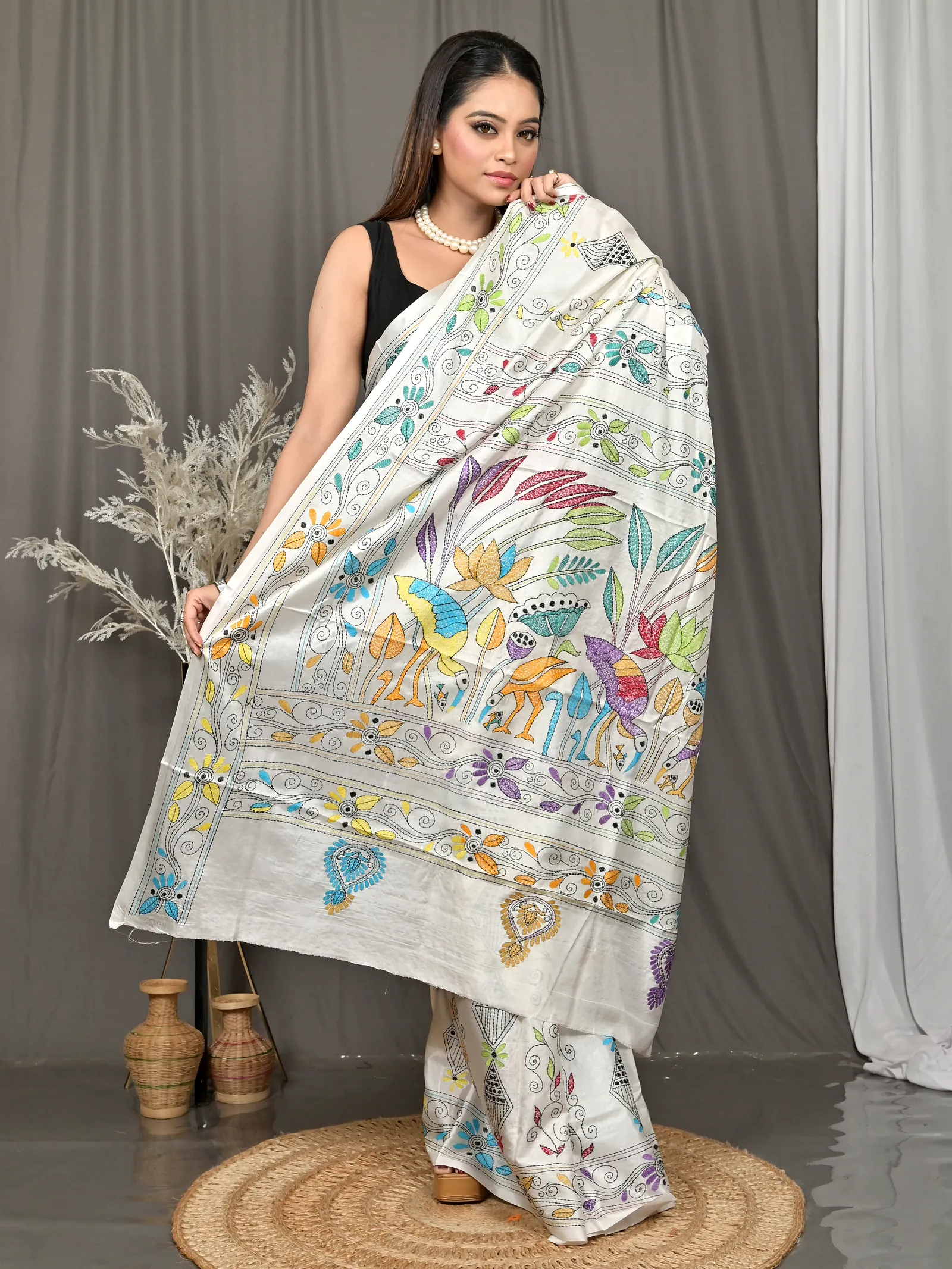 White Cotton Bolpur Kantha Stitch Saree (20)