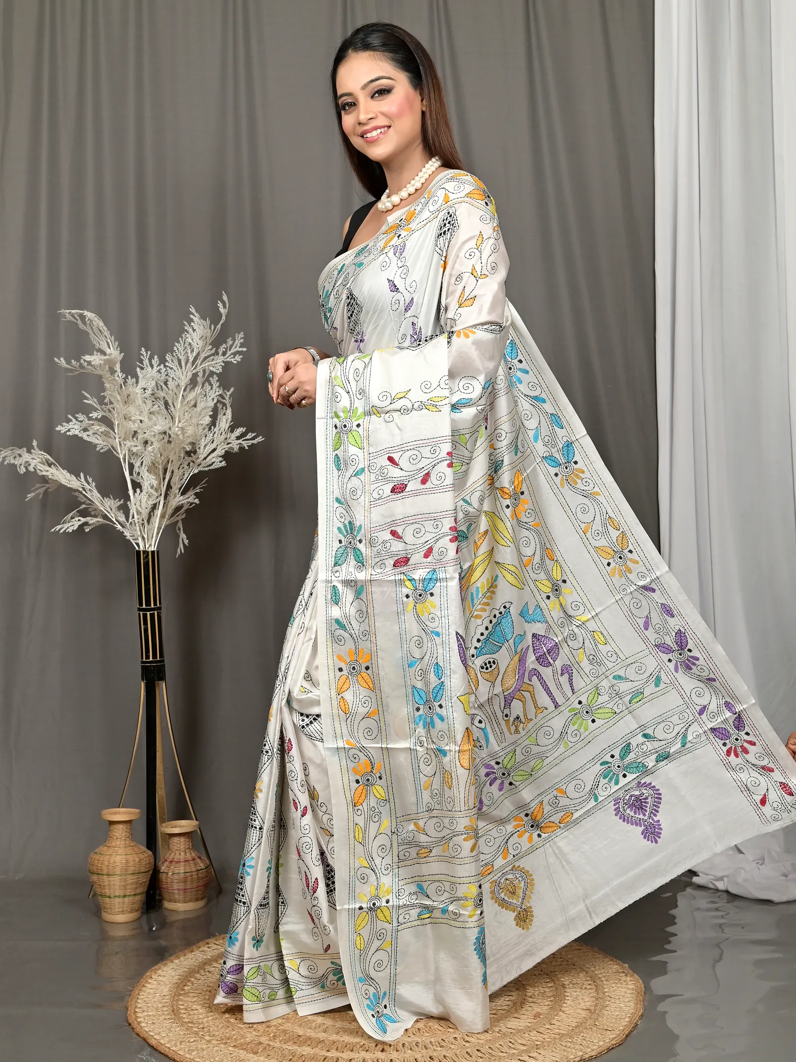 White Cotton Bolpur Kantha Stitch Saree (20)