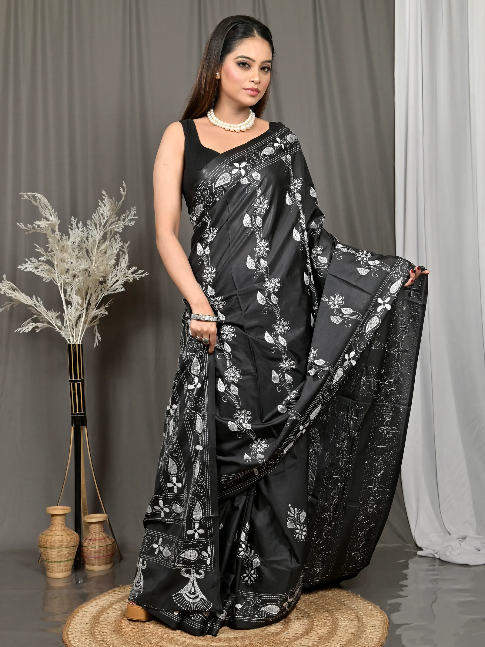 Black Cotton Bolpur Kantha Stitch Saree (21)