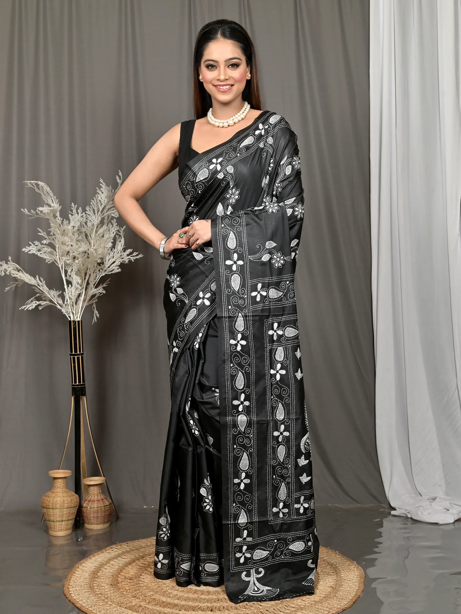 Black Cotton Bolpur Kantha Stitch Saree (21)