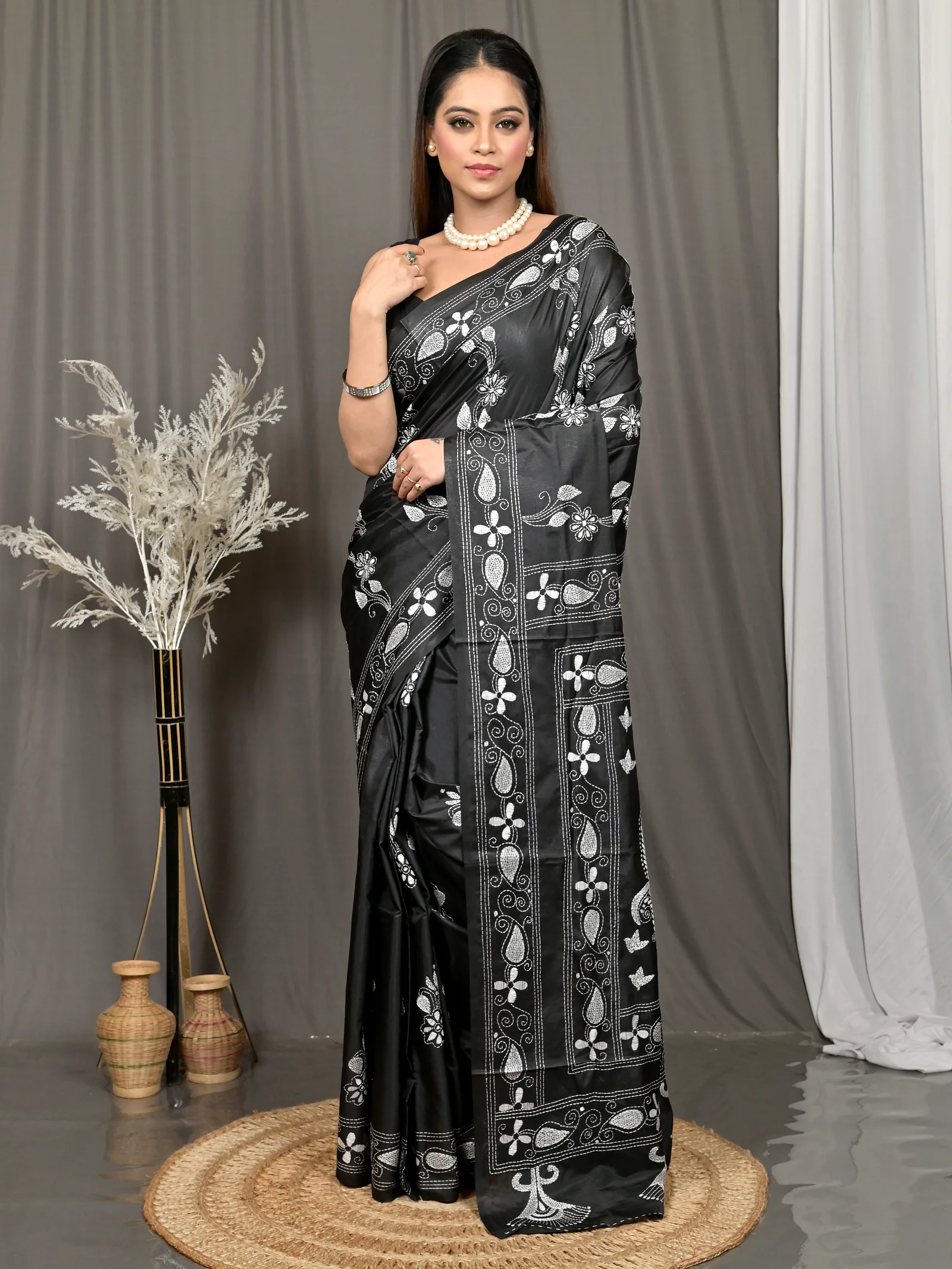 Black Cotton Bolpur Kantha Stitch Saree (21)