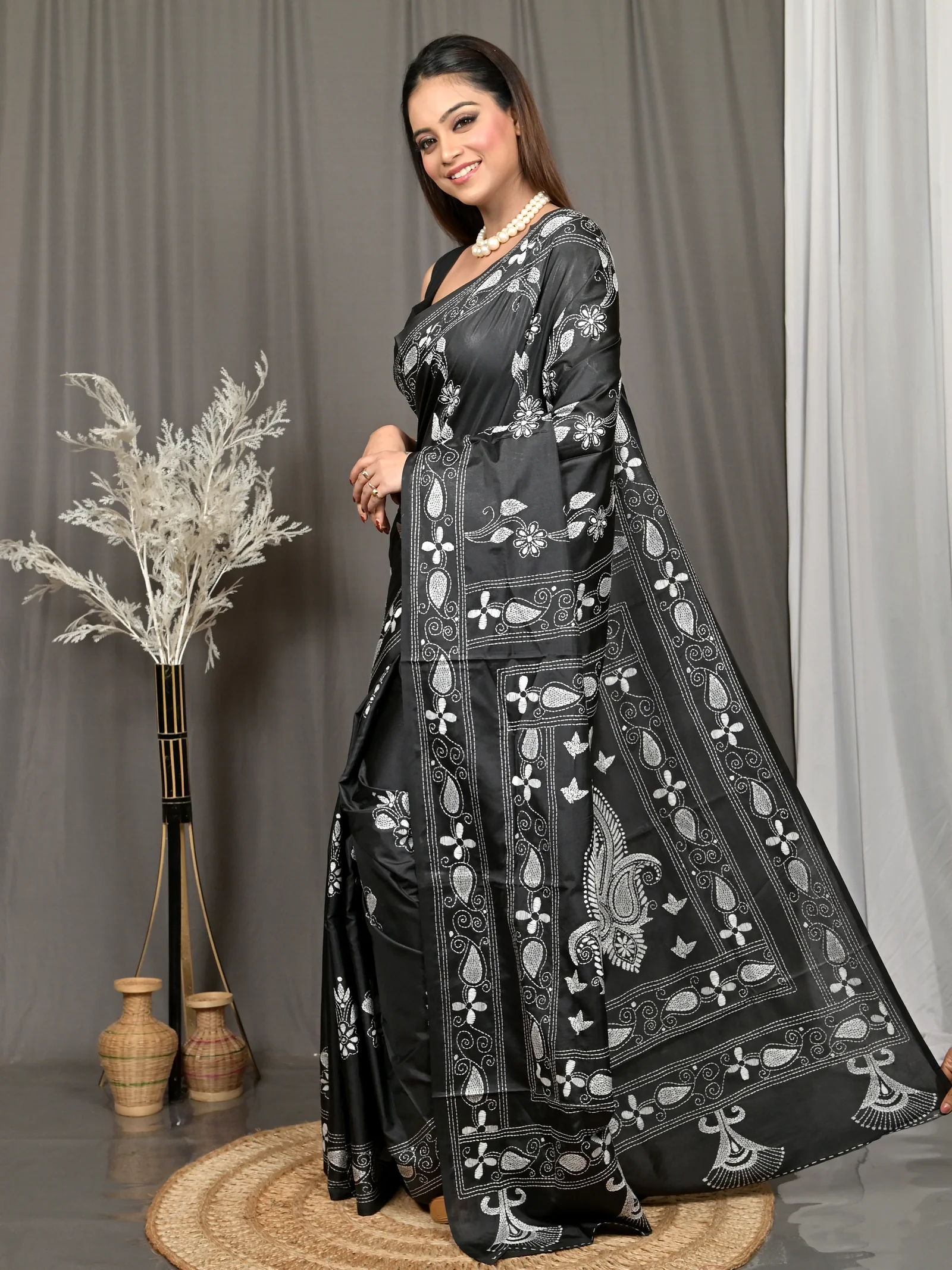 Black Cotton Bolpur Kantha Stitch Saree (21)
