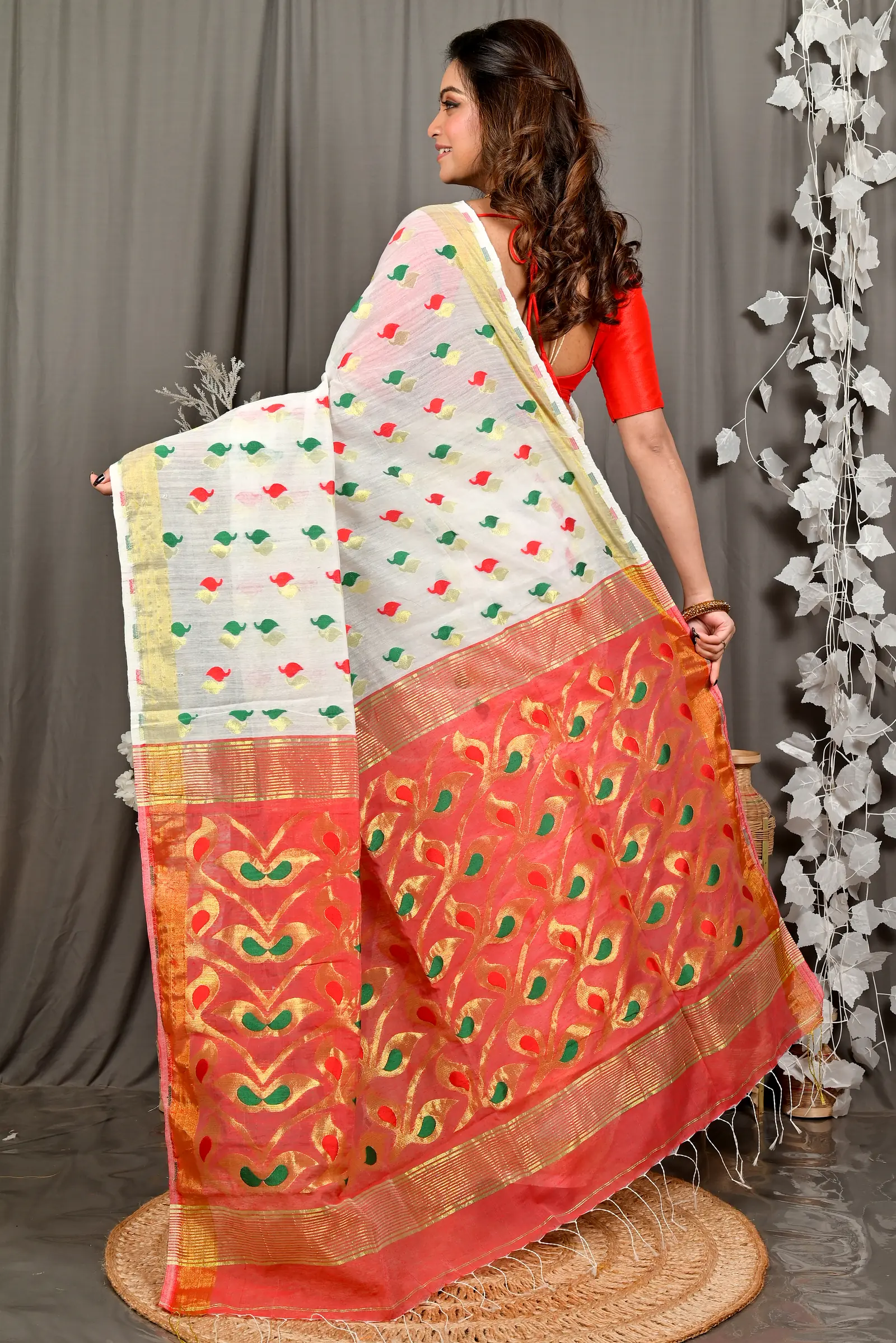 White Red Cotton Blend Dhrum Hand Loom Saree (2989)