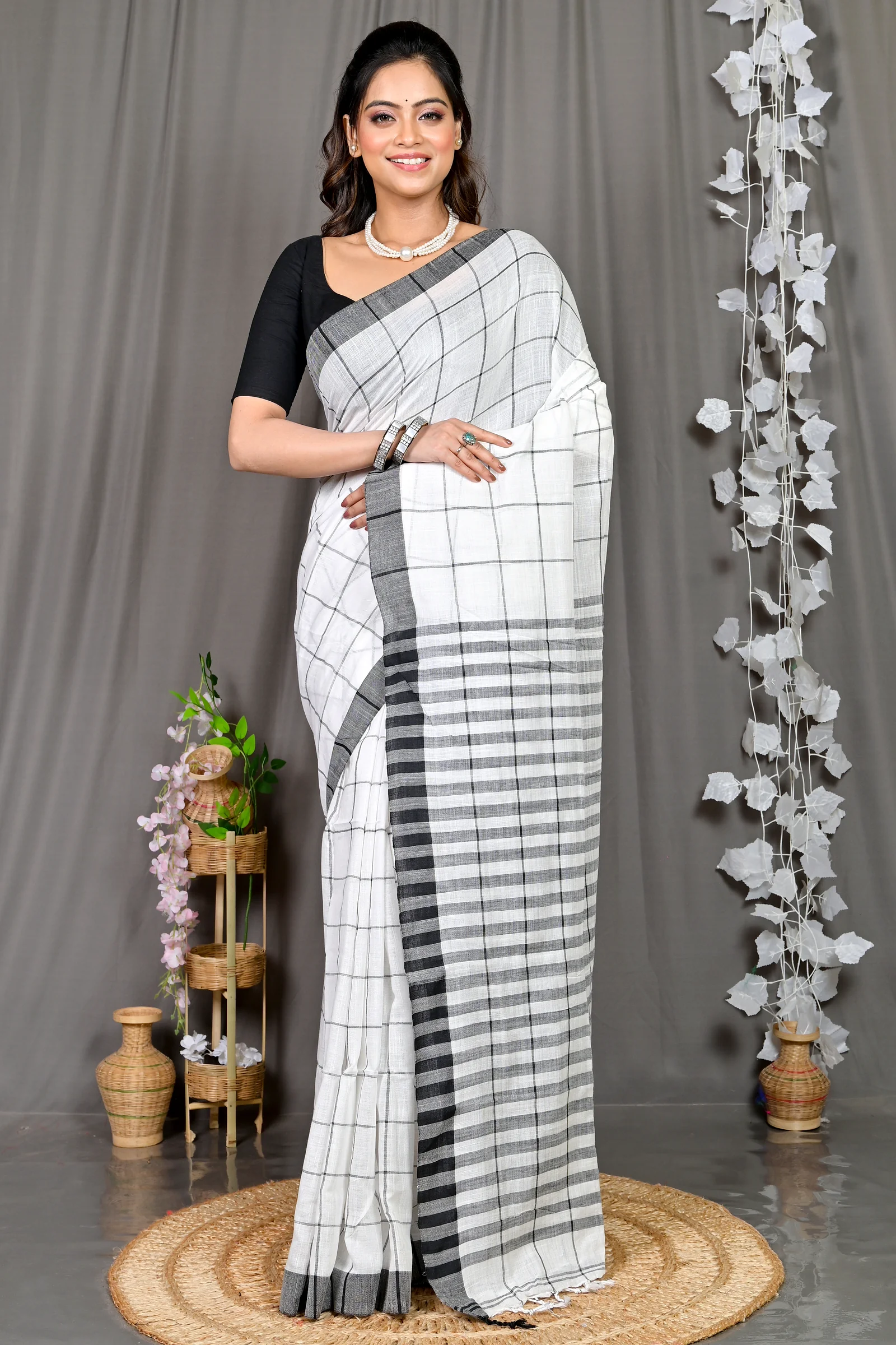 White Black Cotton Blended Parodhi Hand Loom Saree (481)