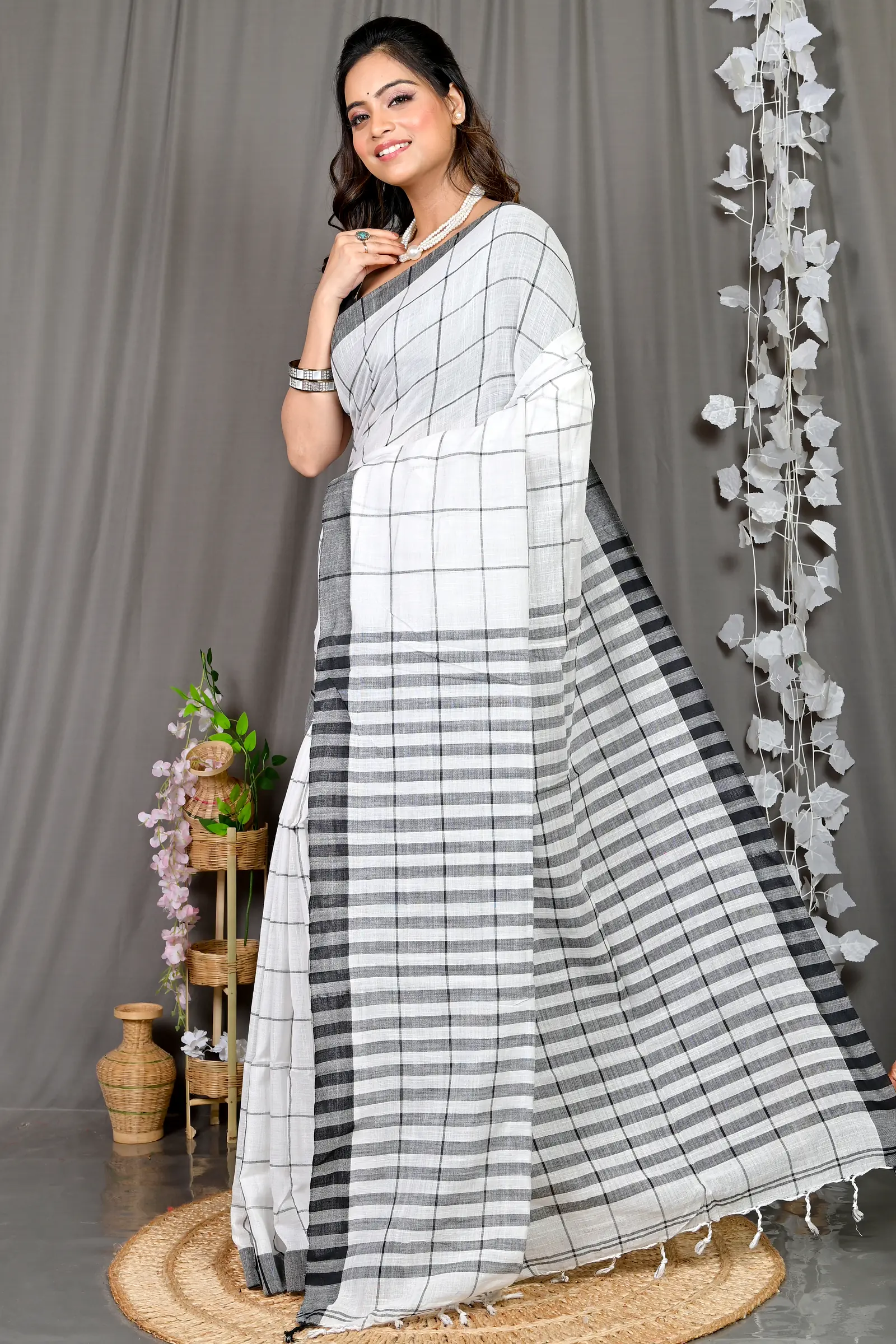 White Black Cotton Blended Parodhi Hand Loom Saree (481)