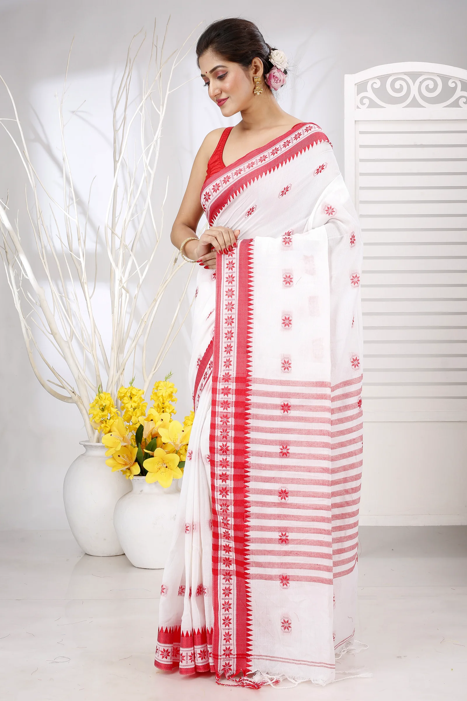 White Red Pure Cotton Guti Hand Hand Loom Saree (5246)