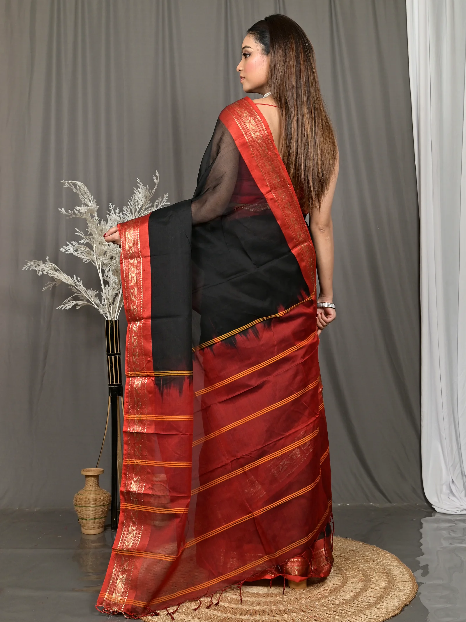 Black Red Cotton Parlik Gadwal Saree  (64)