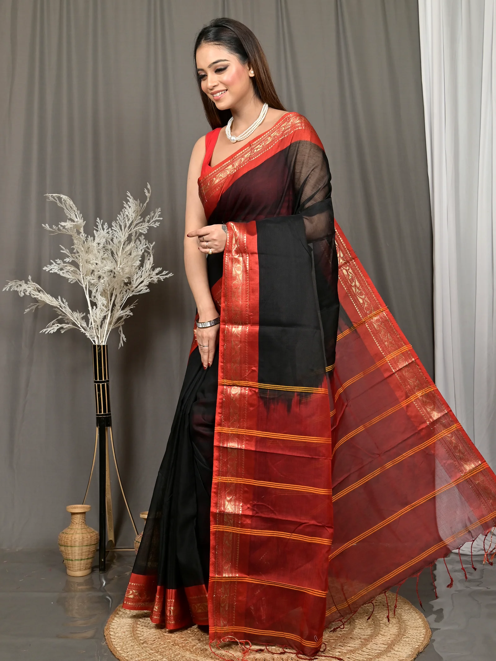 Black Red Cotton Parlik Gadwal Saree  (64)