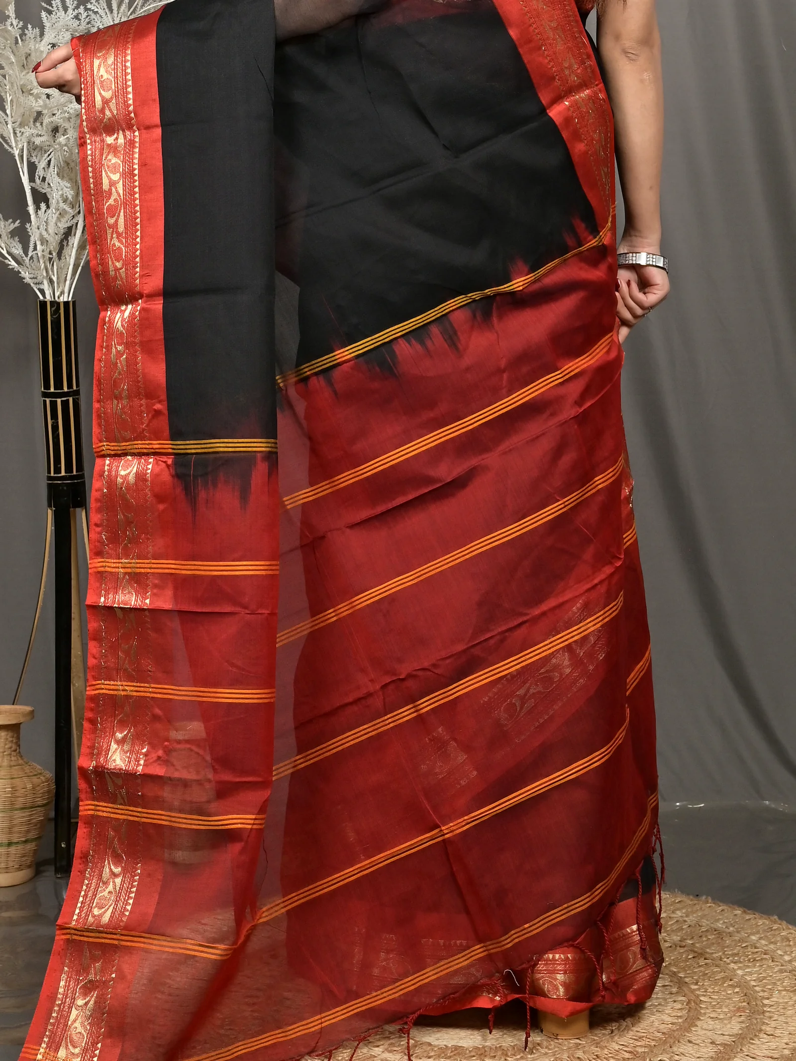 Black Red Cotton Parlik Gadwal Saree  (64)