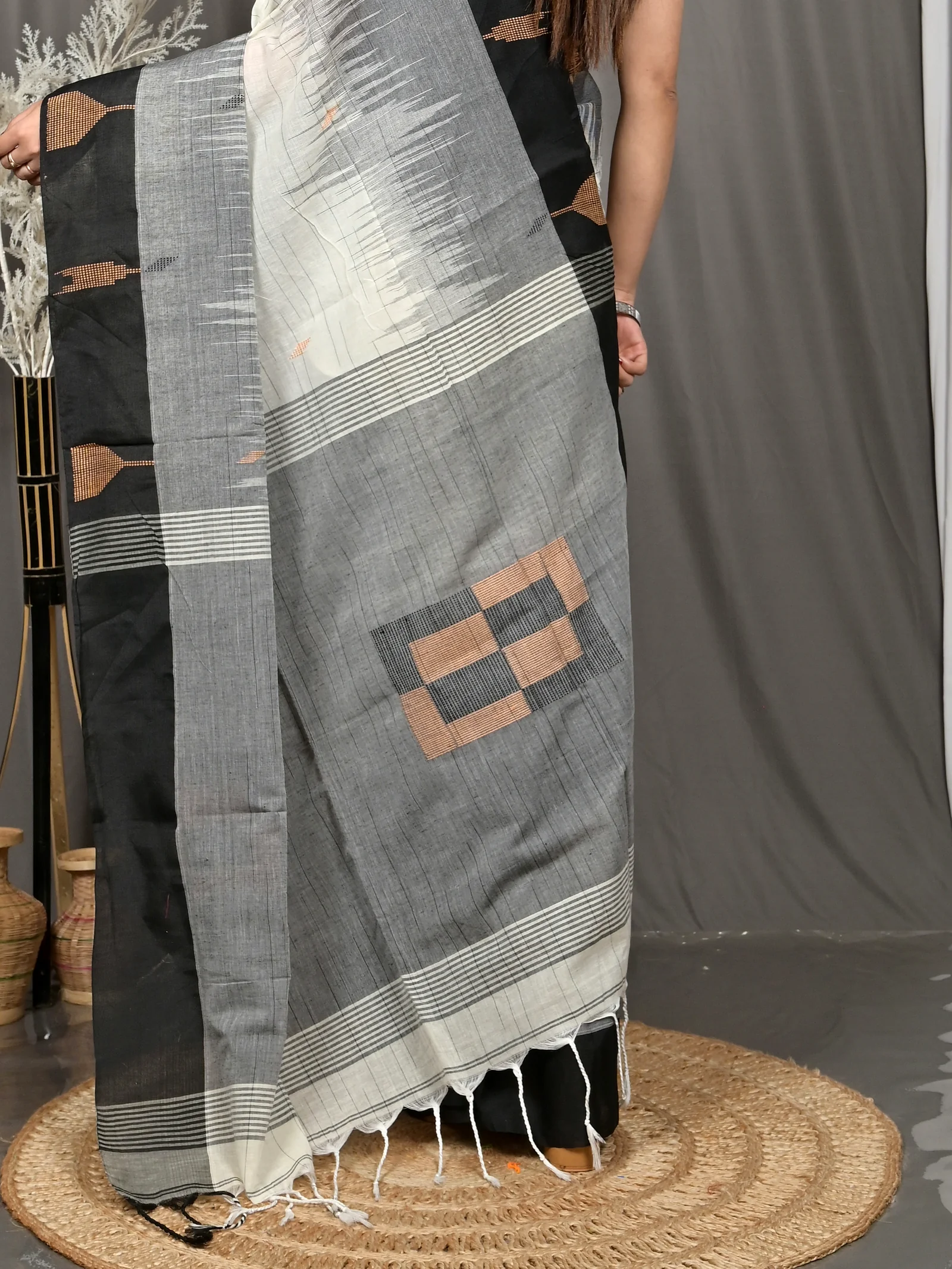 Black White Cotton Soumon Kotki Saree  (88)